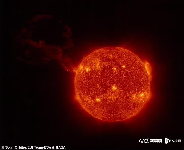 太阳突现黑子，8个耀斑轰击地球，大西洋上空无线电短暂中断241 / 作者:阿拉斯加他爸爸 / 帖子ID:130289