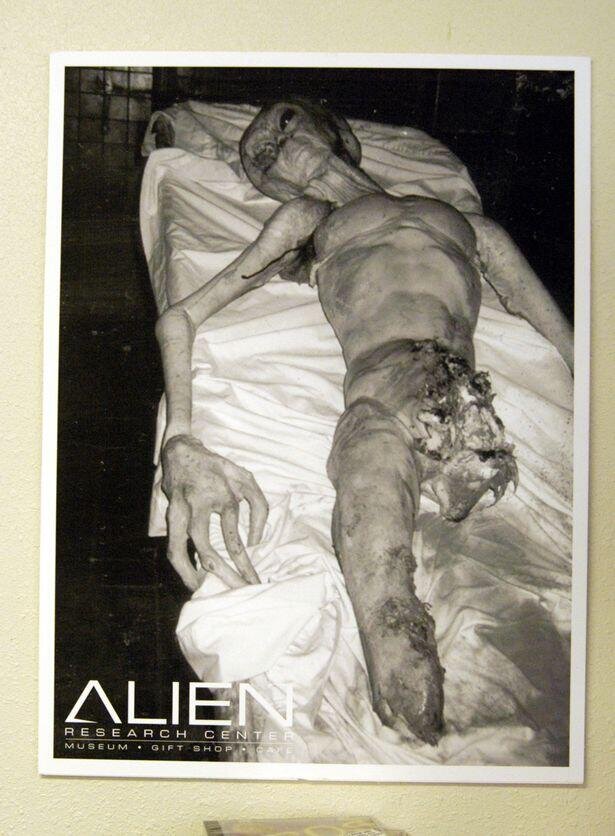 罗斯威尔外星人事件：1947年新墨西哥州UFO坠毁真相揭秘1000 / 作者:张立武 / 帖子ID:131258